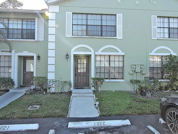 $2,400 | 5040 Society Place East, Unit E, West Palm Beach, FL 33415