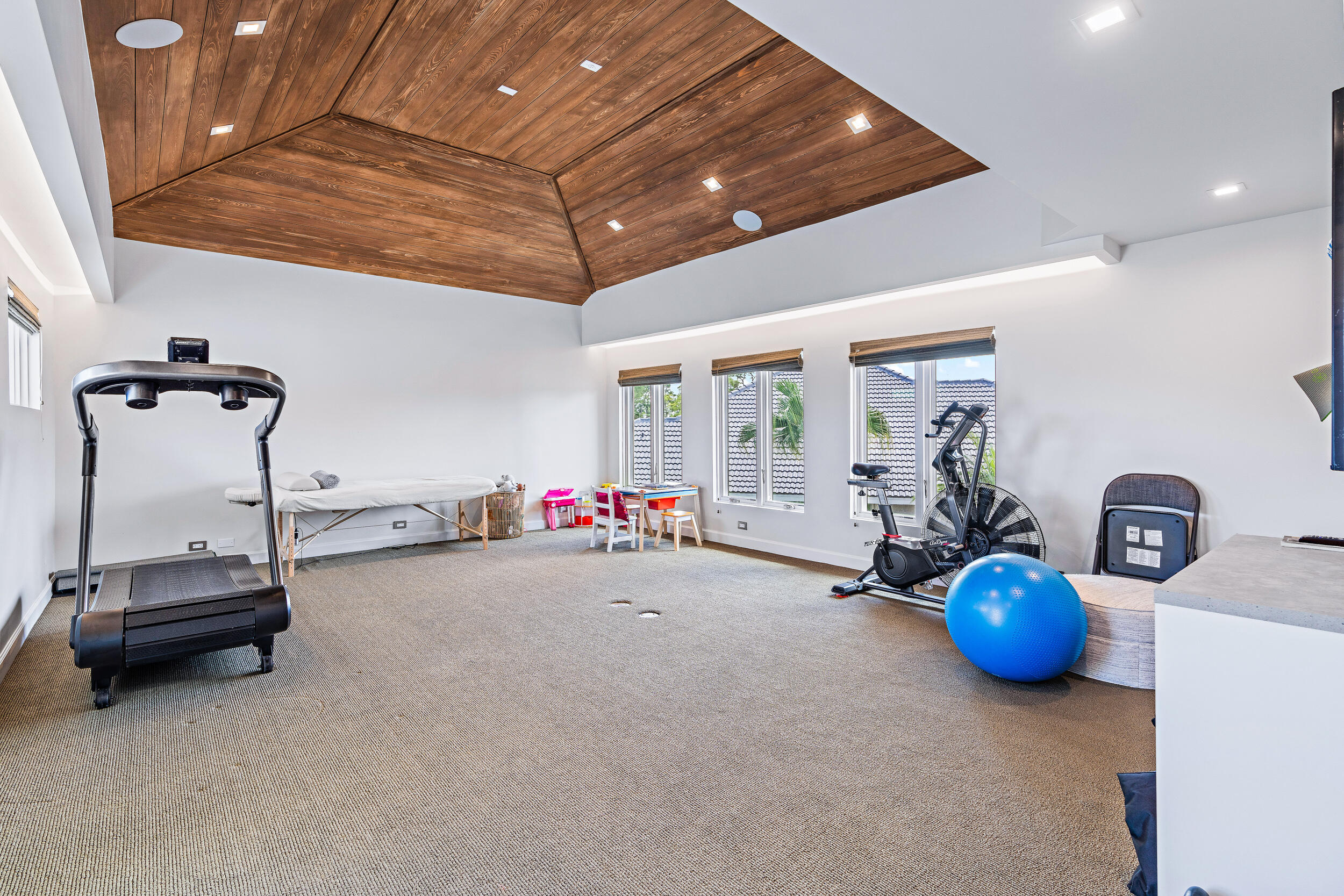3 Sheldrake Circle Palm Beach Gardens, FL 33418 - Photo 21 of 48 a view of a room with gym equipment