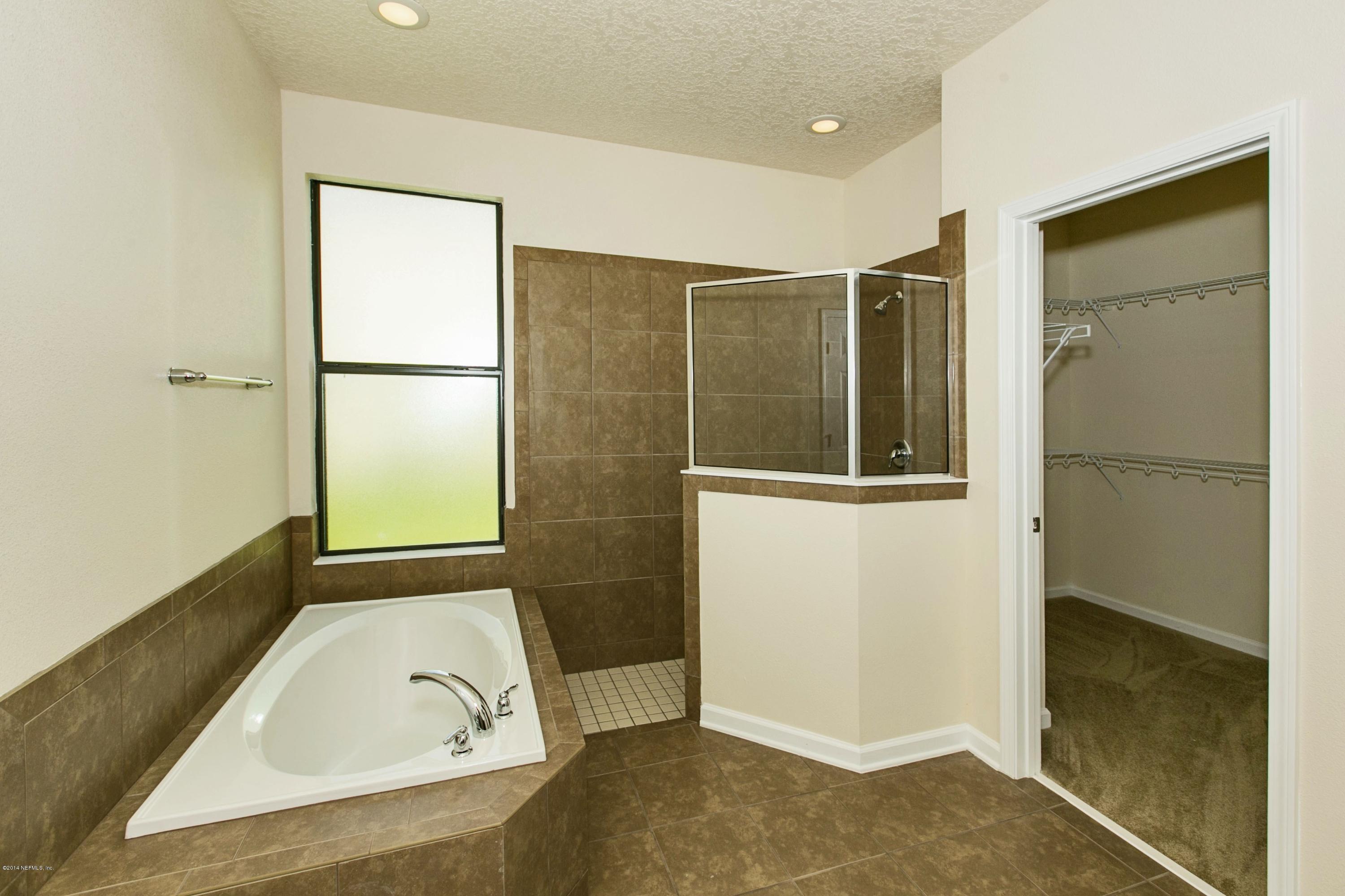 716 Reflection Cove Road East, Unit 4004 Jacksonville, FL 32218 - Photo 11 of 28 Owners Bathroom