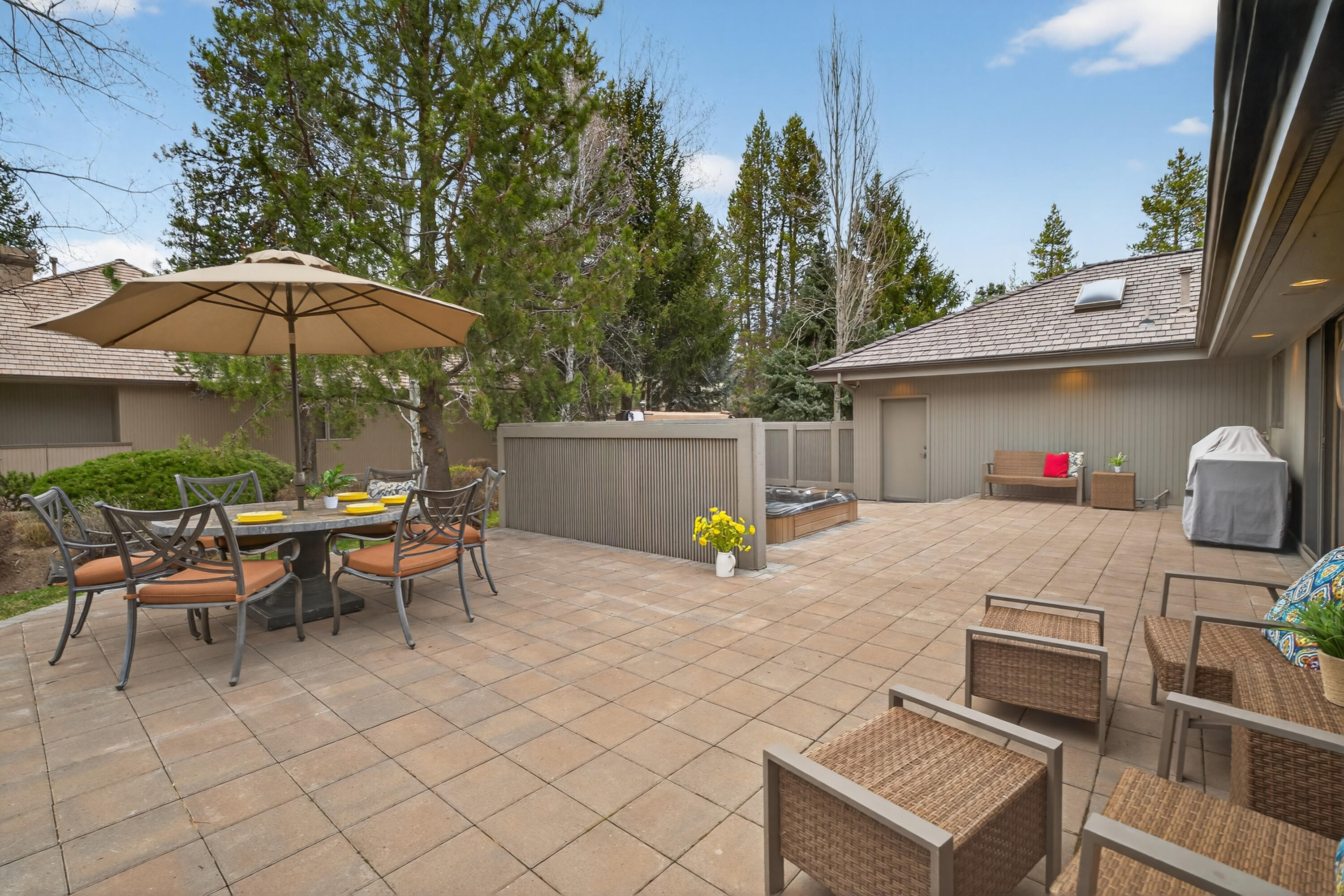 17995 North Course Lane, Unit 8 Sunriver, OR 97707 - Photo 36 of 44 large paver patio