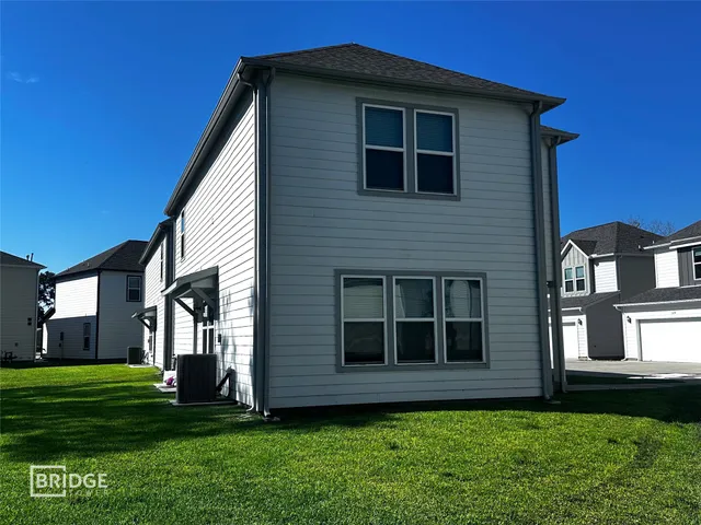 a view of front of a house with a yard