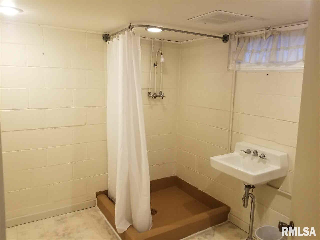 1826 10th Street Moline, IL 61265 - Photo 11 of 12 Gallery Image 11