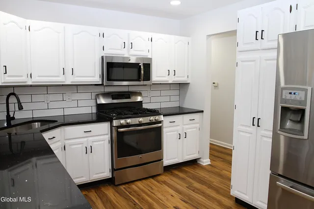 $399,999 | 10 Anne Drive, Guilderland, NY 12303