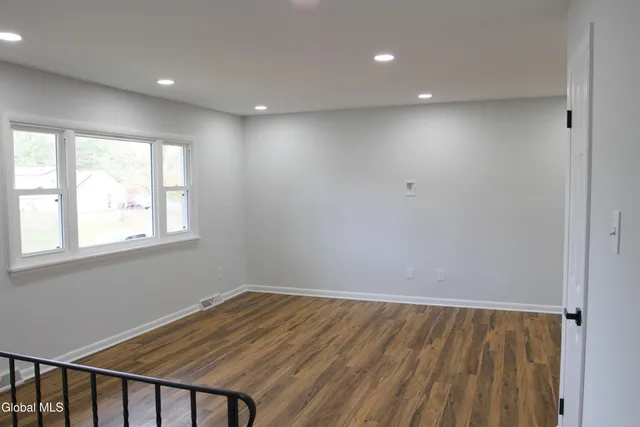 $399,999 | 10 Anne Drive, Guilderland, NY 12303