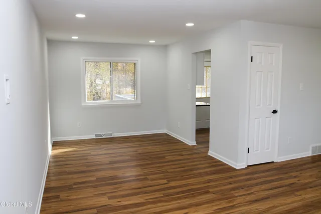 $399,999 | 10 Anne Drive, Guilderland, NY 12303