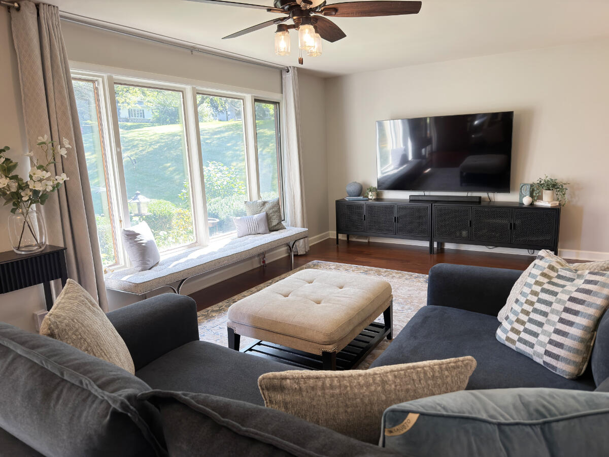 W240N4035 Swan Road Pewaukee, WI 53072 - Photo 6 of 27 Living Room