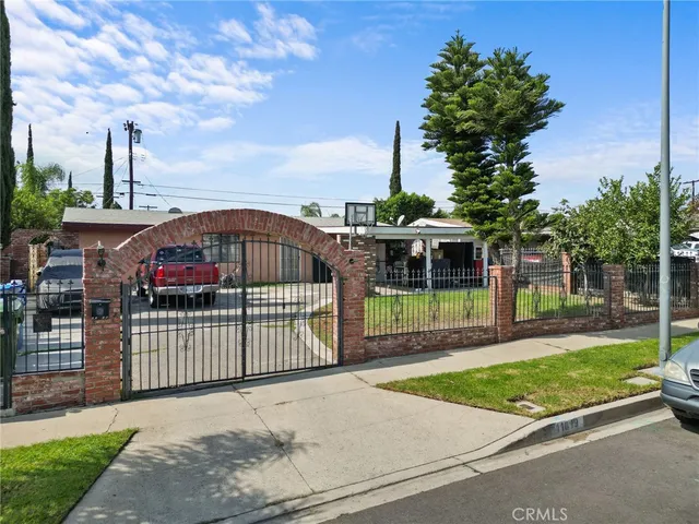 a view of a backyard with a garden and plants