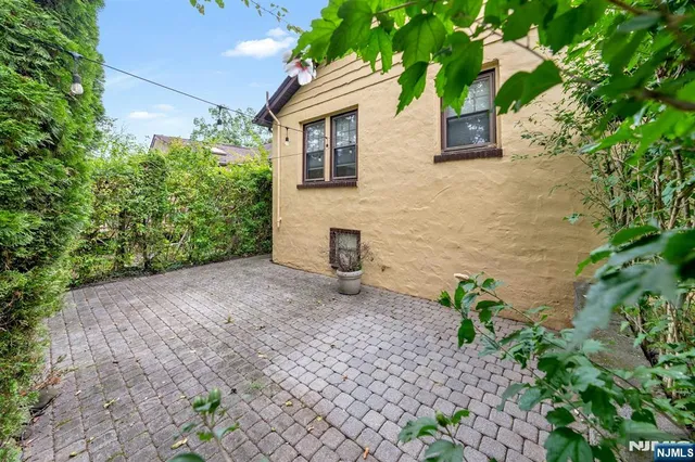 a view of a back yard