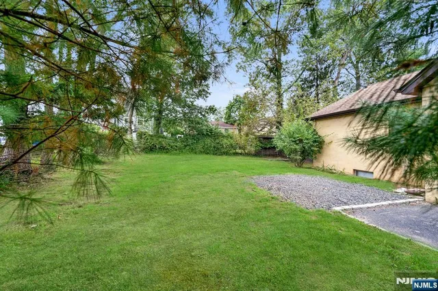 $850,000 | 14 Burnet Hill Road, Livingston, NJ 07039