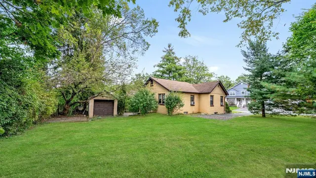 $850,000 | 14 Burnet Hill Road, Livingston, NJ 07039