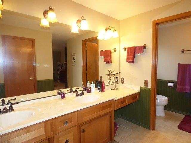968 Wards Creek Road Rogue River, OR 97537 - Photo 16 of 33 Master Bath has double sinks and built-i