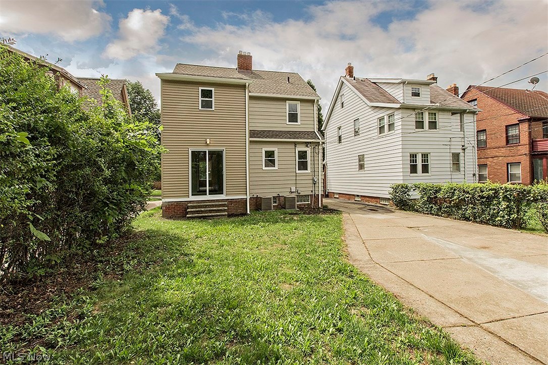 3561 Cedarbrook Road Cleveland, OH 44118 - Photo 2 of 35