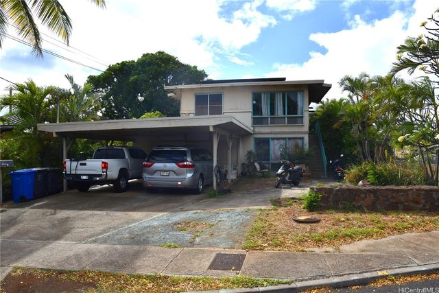 a view of a house that has a car parked in it