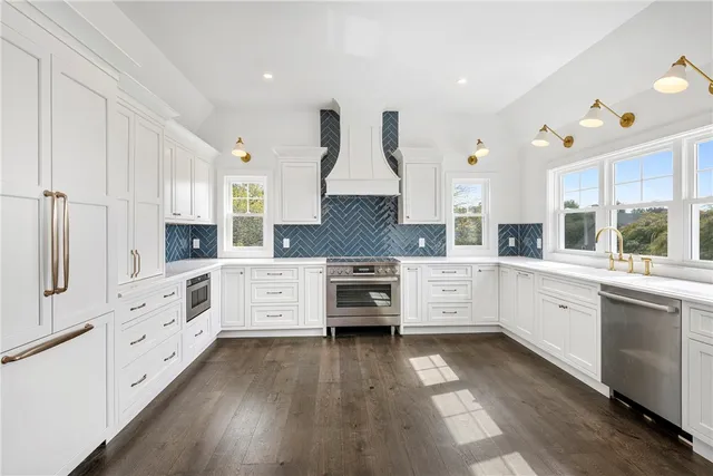 $1,745,000 | 32 Arrowhead Drive, Tiverton, RI 02878