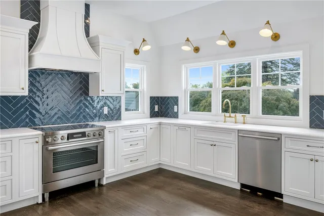 $1,745,000 | 32 Arrowhead Drive, Tiverton, RI 02878