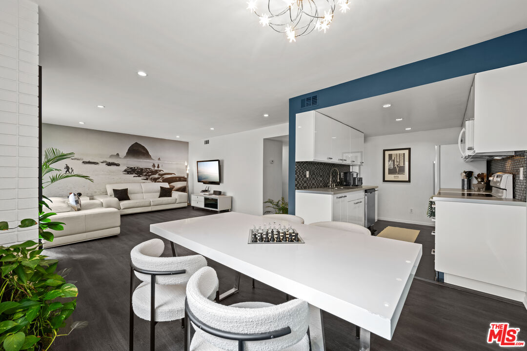 1221 North Kings Road, Unit 207 West Hollywood, CA 90069 - Photo 2 of 12