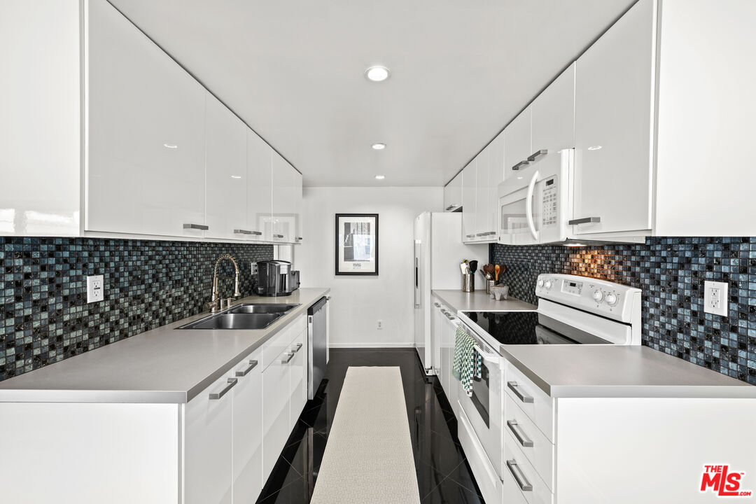 1221 North Kings Road, Unit 207 West Hollywood, CA 90069 - Photo 3 of 12