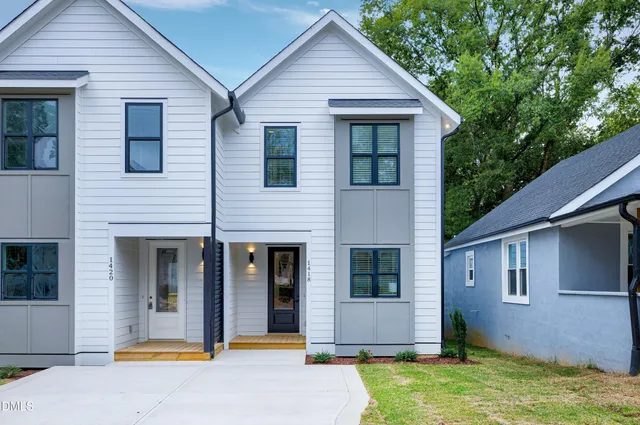 a view of a yard in front of house