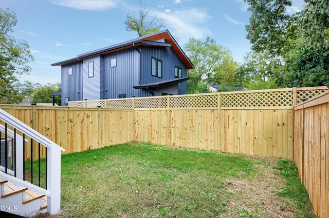 a view of a house with backyard