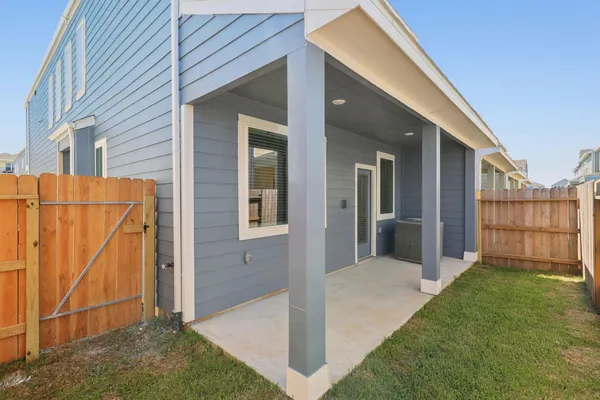 $2,475 | 567 Avisa Drive, Kemah, TX 77565