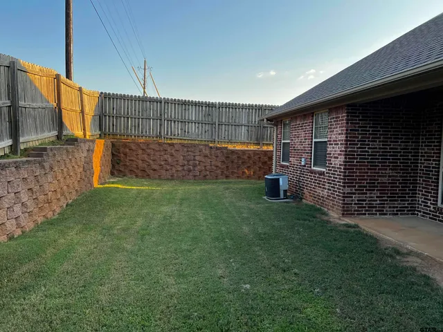 a view of a backyard