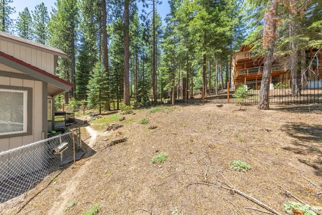 a view of a house with backyard