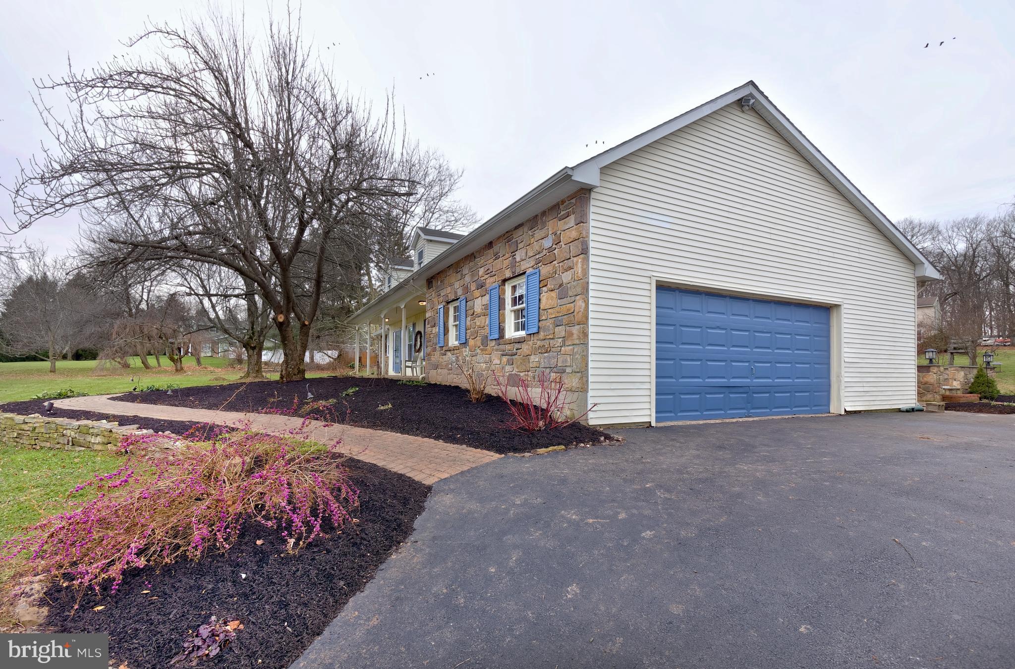 7724 Locust Valley Road Coopersburg, PA 18036 - Photo 3 of 43 Garage