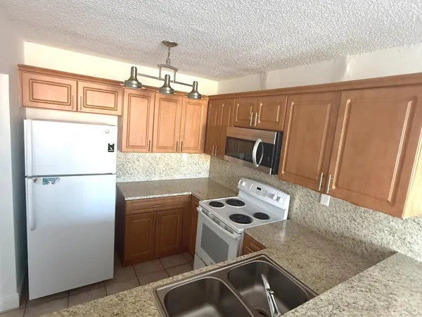 $2,200 | 8075 Northwest 7th Street, Unit 402, Miami, FL 33126