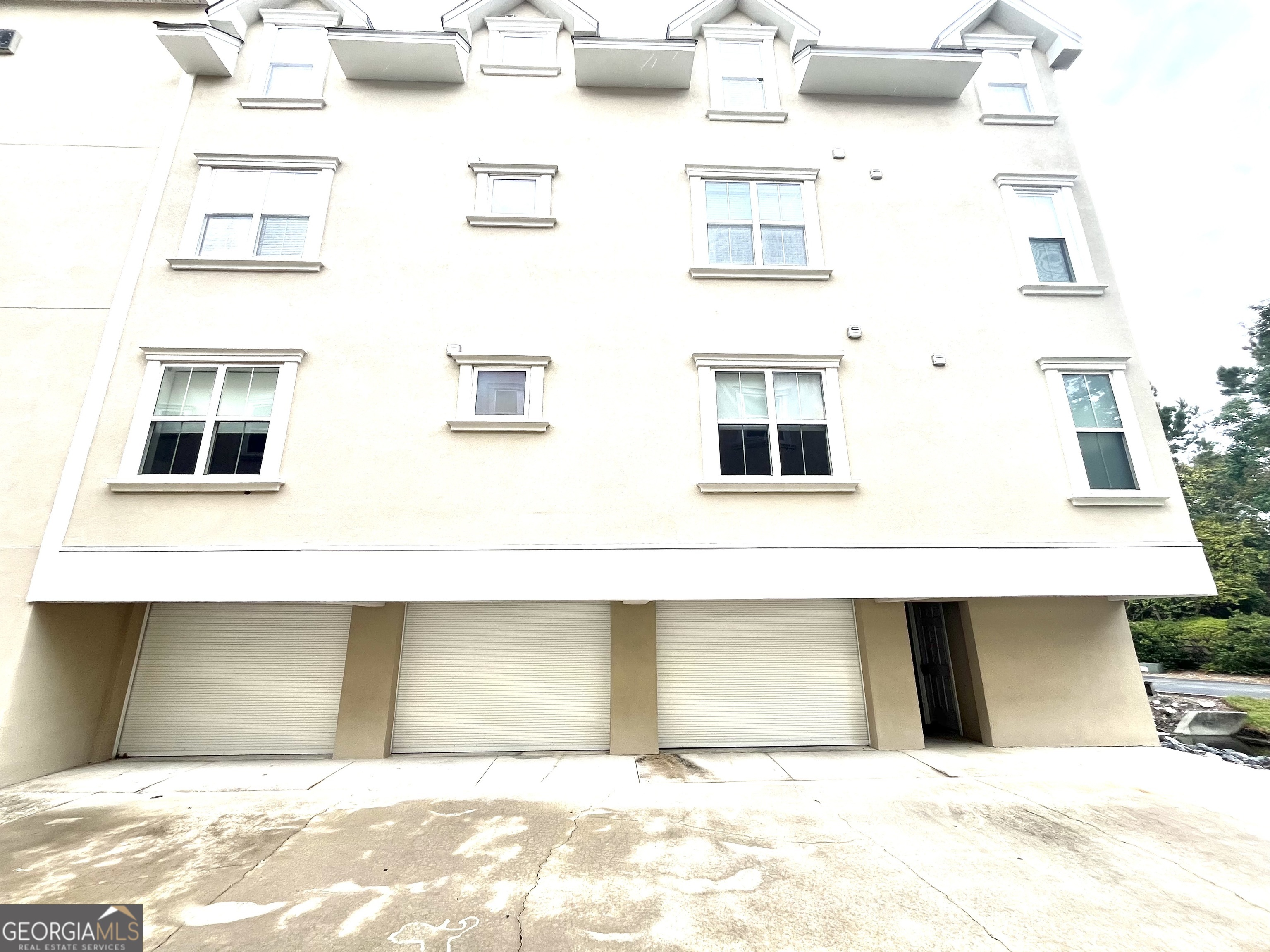 122 Shady Brook Circle, Unit 100 St. Simons, GA 31522 - Photo 2 of 39 a black white building with glass windows