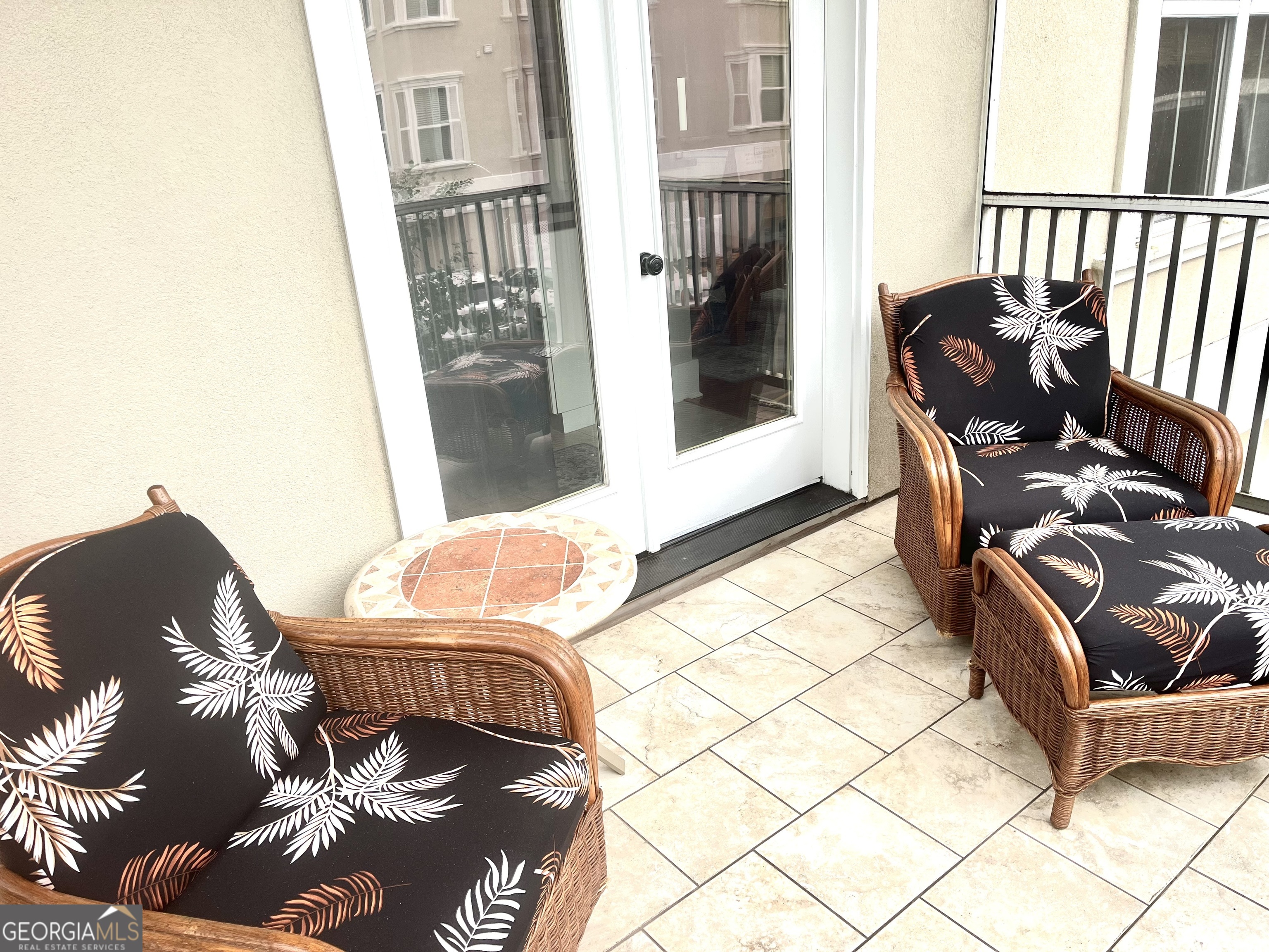 122 Shady Brook Circle, Unit 100 St. Simons, GA 31522 - Photo 28 of 39 a living room with a couch and a table