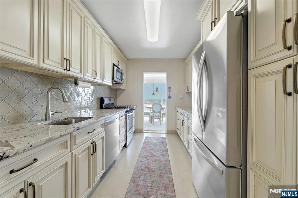 6 Horizon Road, Unit 2207 Fort Lee, NJ 07024 - Photo 20 of 42