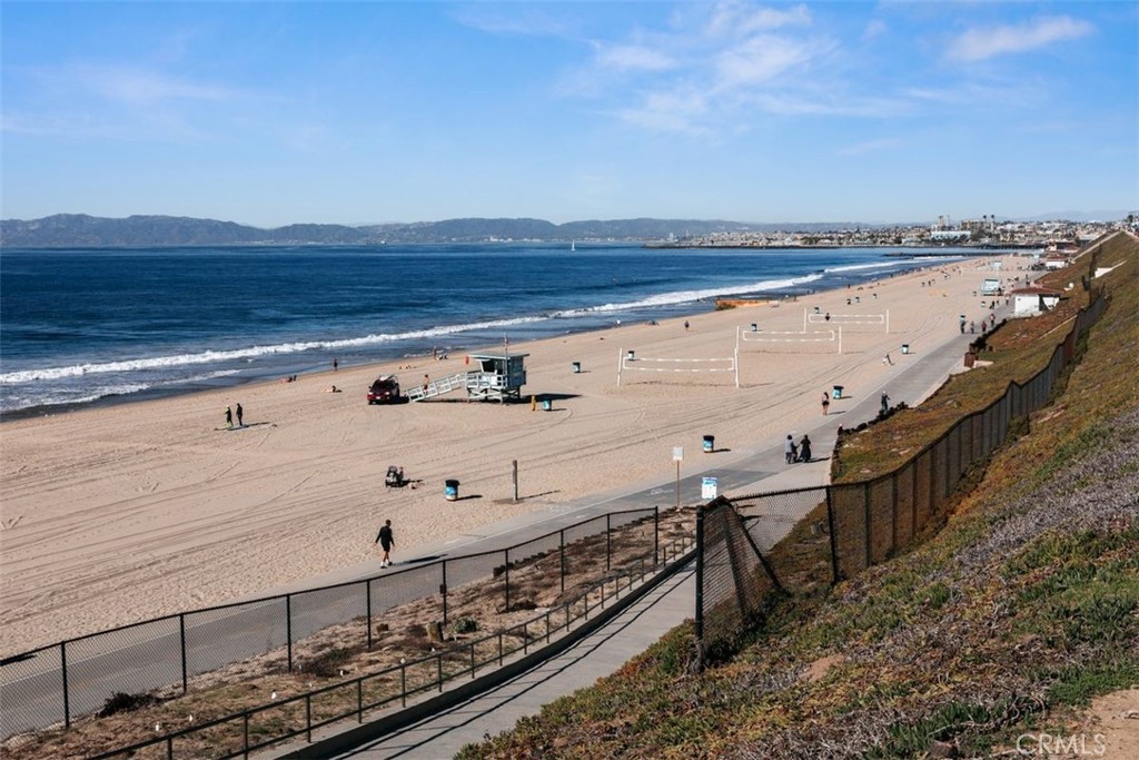 615 Esplanade, Unit 407 Redondo Beach, CA 90277 - Photo 43 of 45 a view of a terrace with skyline