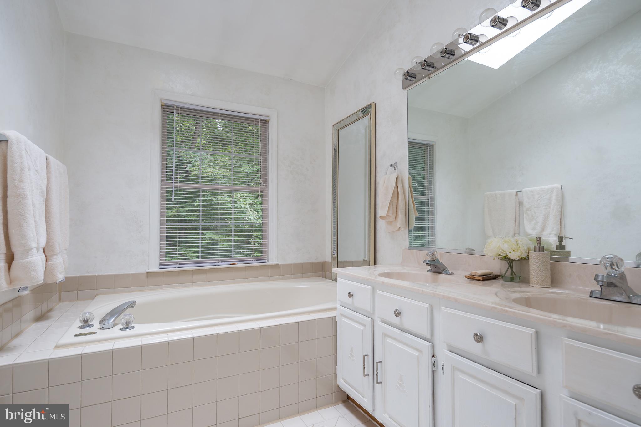 11284 Fairwind Way Reston, VA 20190 - Photo 16 of 29 Bath (Master)