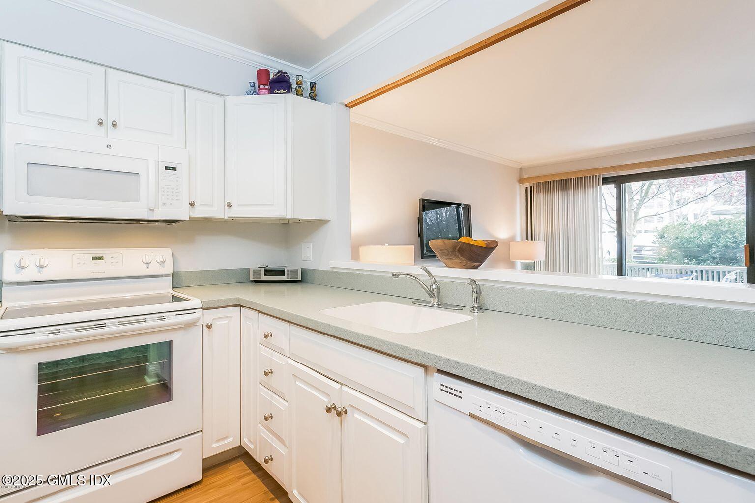 1465 East Putnam Avenue, Unit 301 Riverside, CT 06878 - Photo 12 of 17 Photo 12