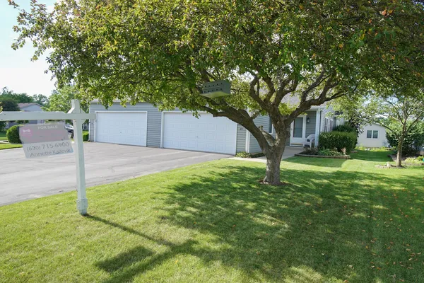 $330,000 | 49 Walnut Drive, North Aurora, IL 60542