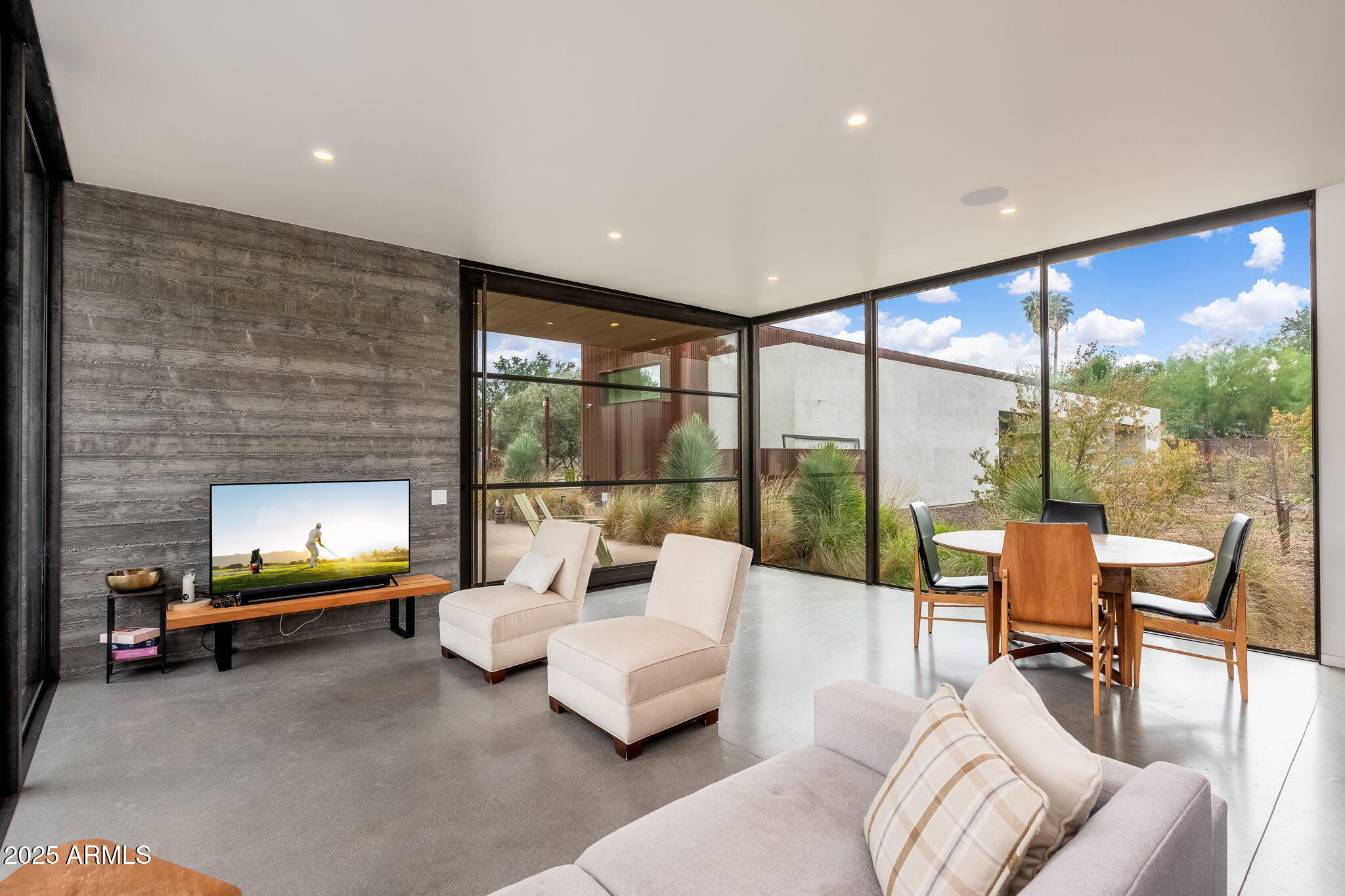 5301 North 23rd Street Phoenix, AZ 85016 - Photo 21 of 28 Large Living Quarters