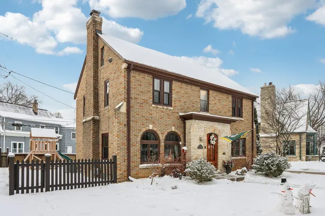 $639,900 | 6839 Wellauer Drive, Wauwatosa, WI 53213
