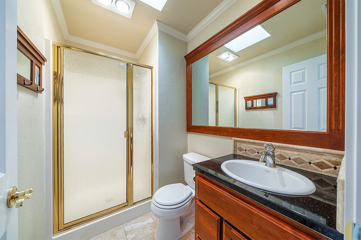3343 Lone Pine Road Medford, OR 97504 - Photo 17 of 47 Guest Ensuite