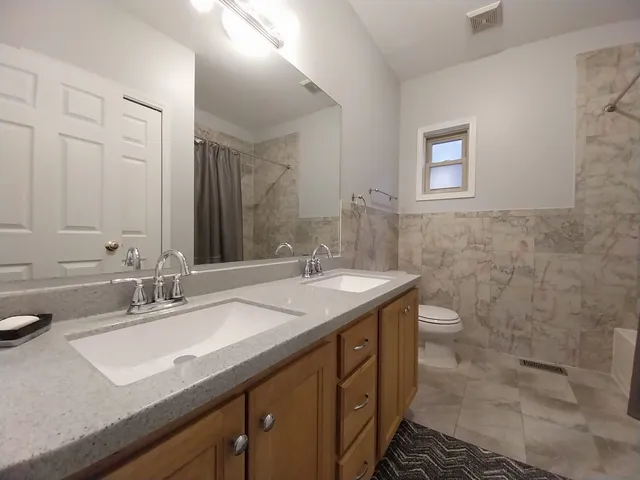 $2,100 | 4552 North Newland Avenue, Unit 1, Harwood Heights, IL 60706