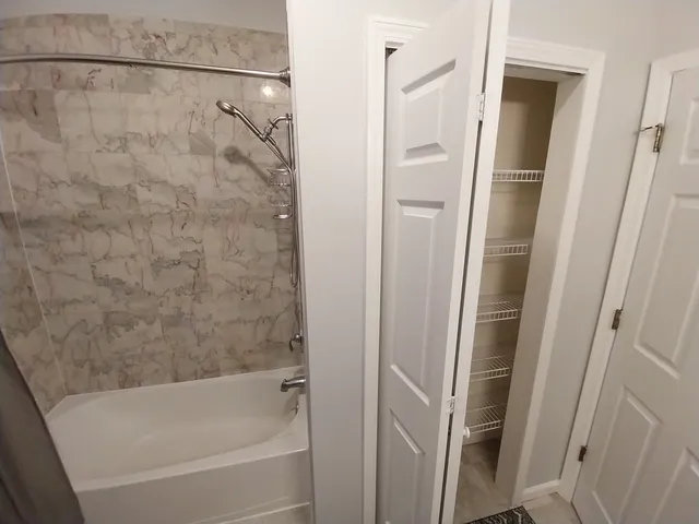 $2,100 | 4552 North Newland Avenue, Unit 1, Harwood Heights, IL 60706