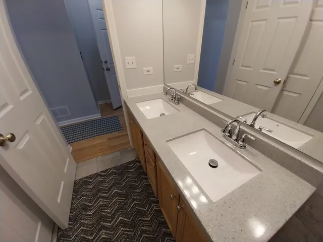 $2,100 | 4552 North Newland Avenue, Unit 1, Harwood Heights, IL 60706