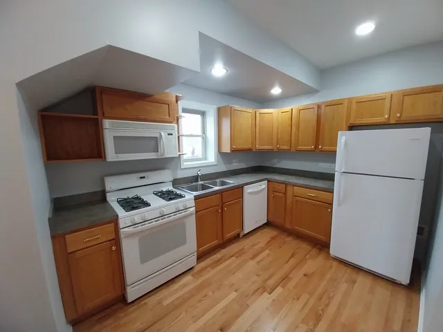 $2,100 | 4552 North Newland Avenue, Unit 1, Harwood Heights, IL 60706