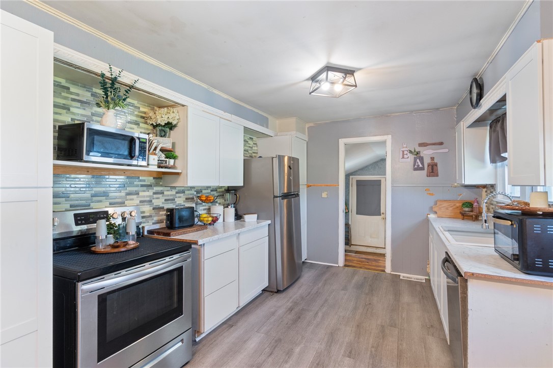 6170 Locust Street Williamson, NY 14589 - Photo 9 of 26 Lots of counter space in the EAT IN kitchen