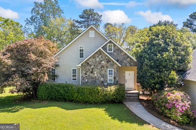 a view of a house with a yard