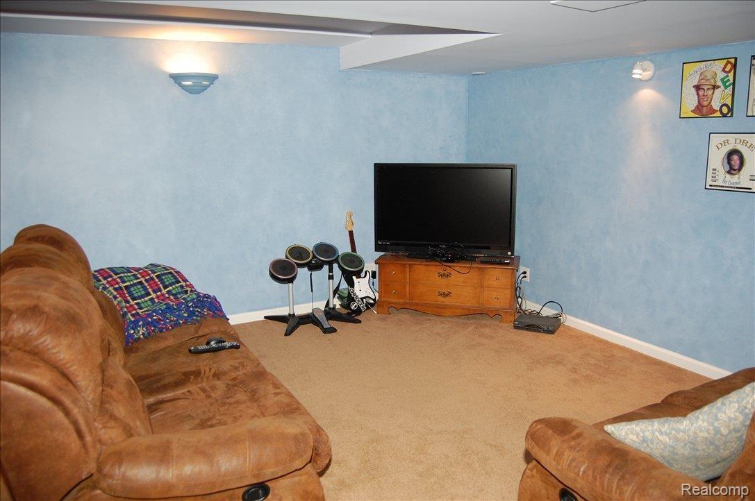 2251 Chippenham Chase Rochester, MI 48306 - Photo 16 of 22 VT Red1.jpg