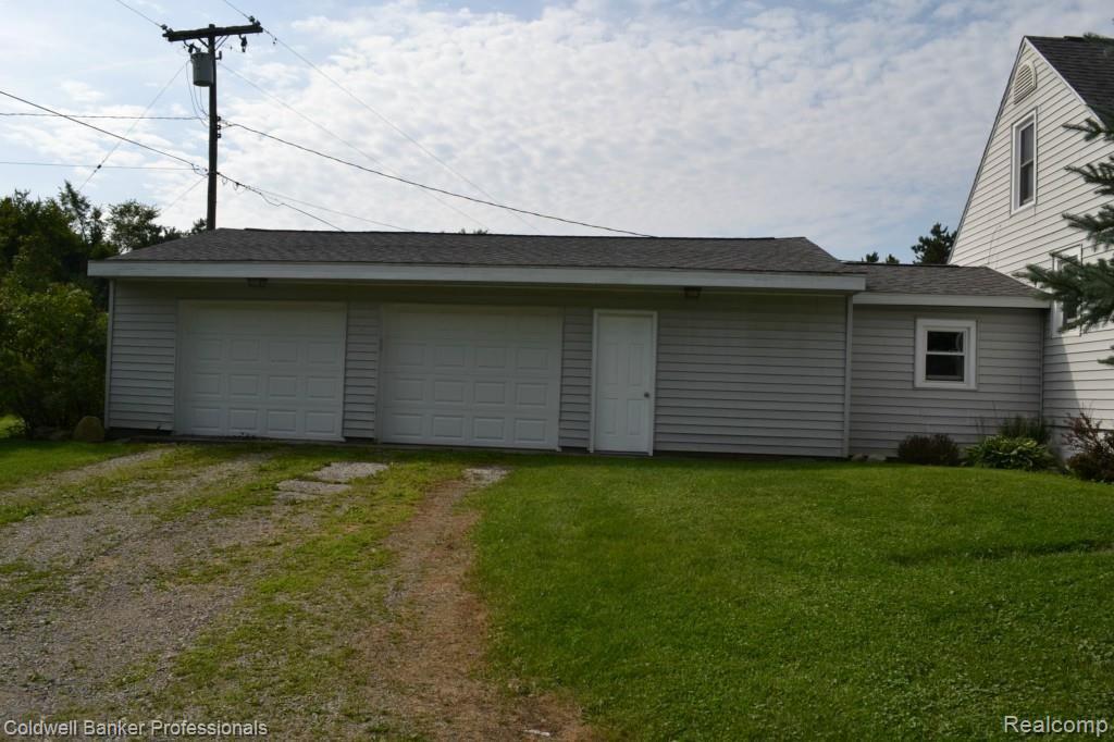 194 North Maple Leaf Road Lapeer, MI 48446 - Photo 2 of 28