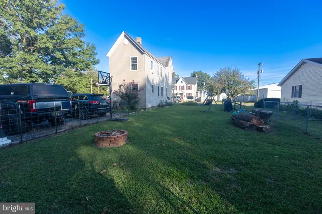 a view of a house with a yard and garage