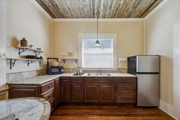 $2,480,000 | 10137 Fm-390, Burton, TX 77835