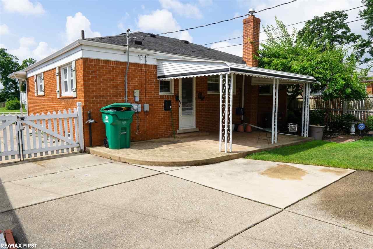 18545 Stephens Road Eastpointe, MI 48021 - Photo 5 of 29 31387649-4.JPG