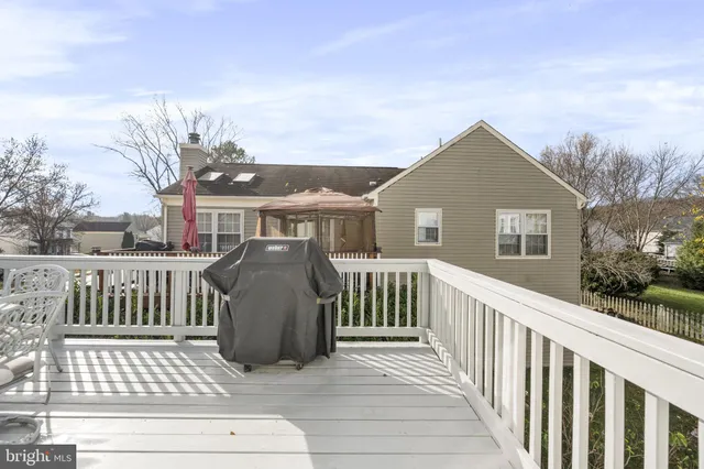 a view of a house with backyard and garden